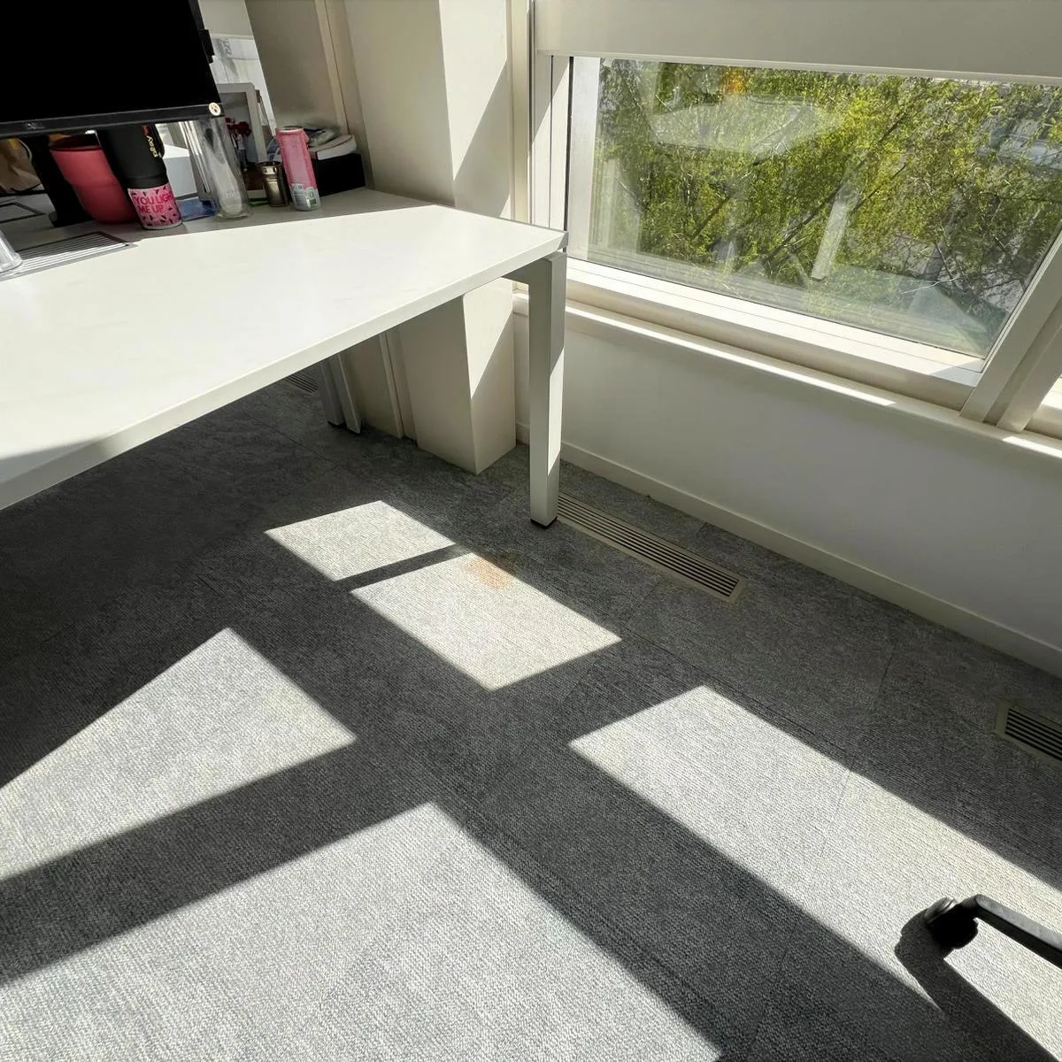 Avant — Moquette d’espace de travail