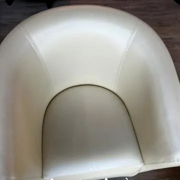 Avant — Fauteuil en cuir blanc
