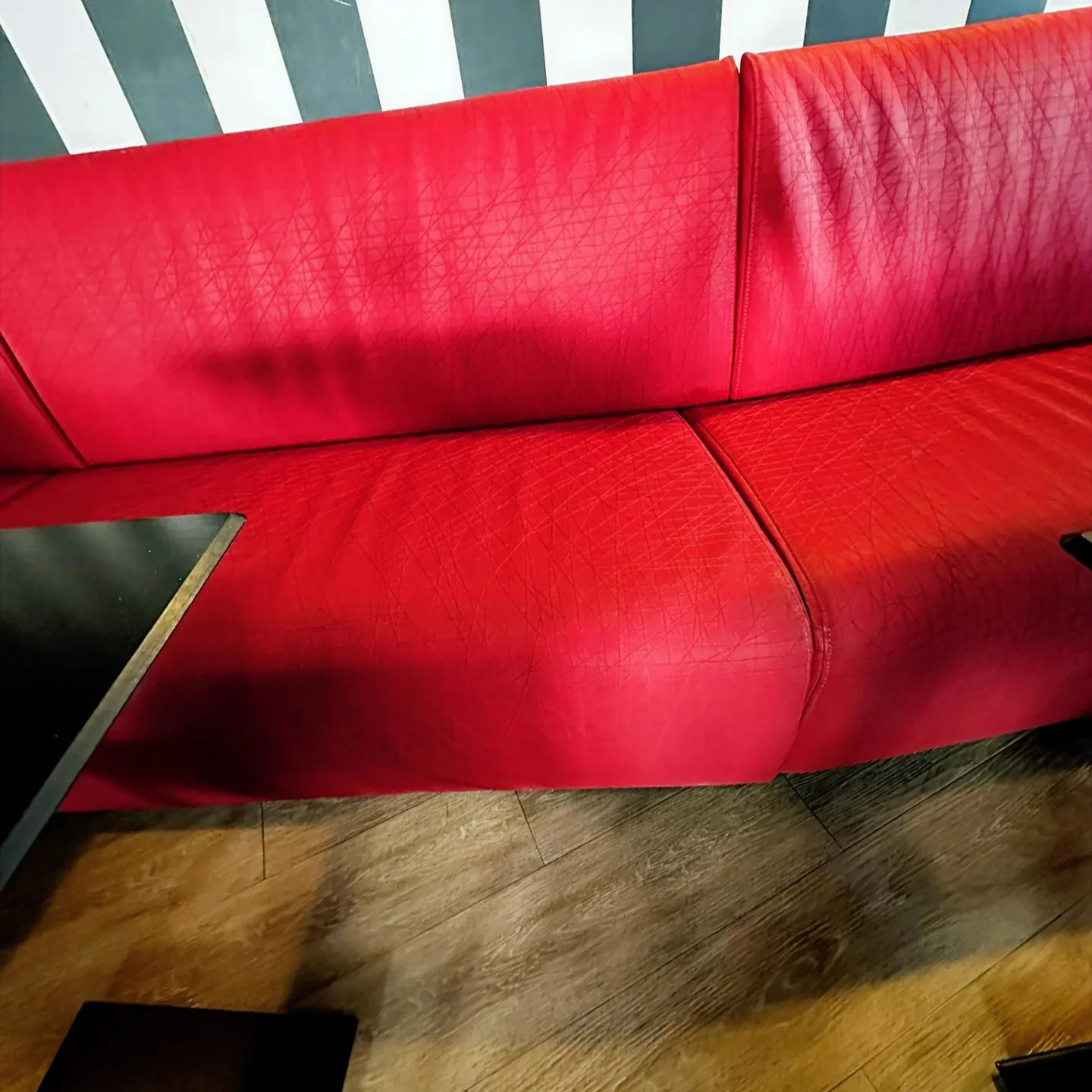 Après — Banquette en cuir rouge
