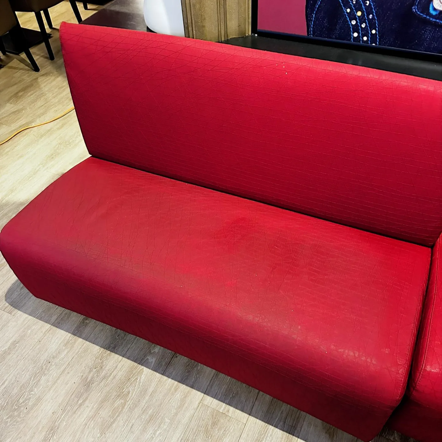 Avant — Banquette en cuir rouge