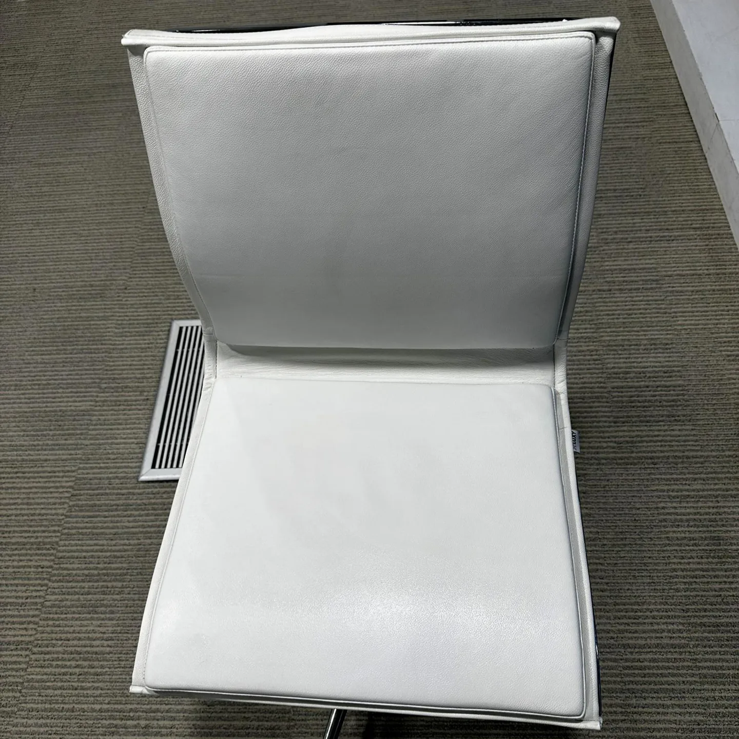 Après — Chaise en cuir blanc