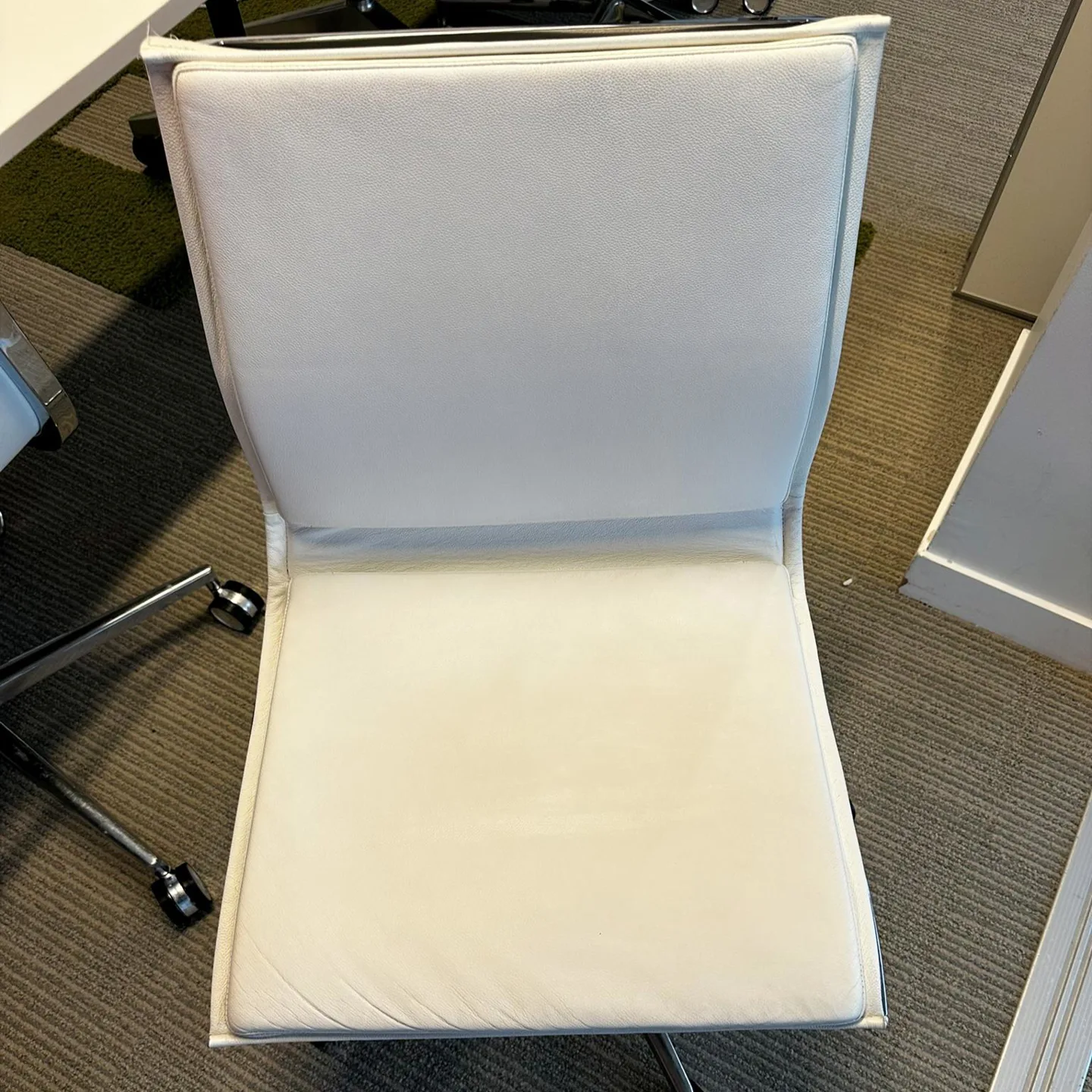Avant — Chaise en cuir blanc