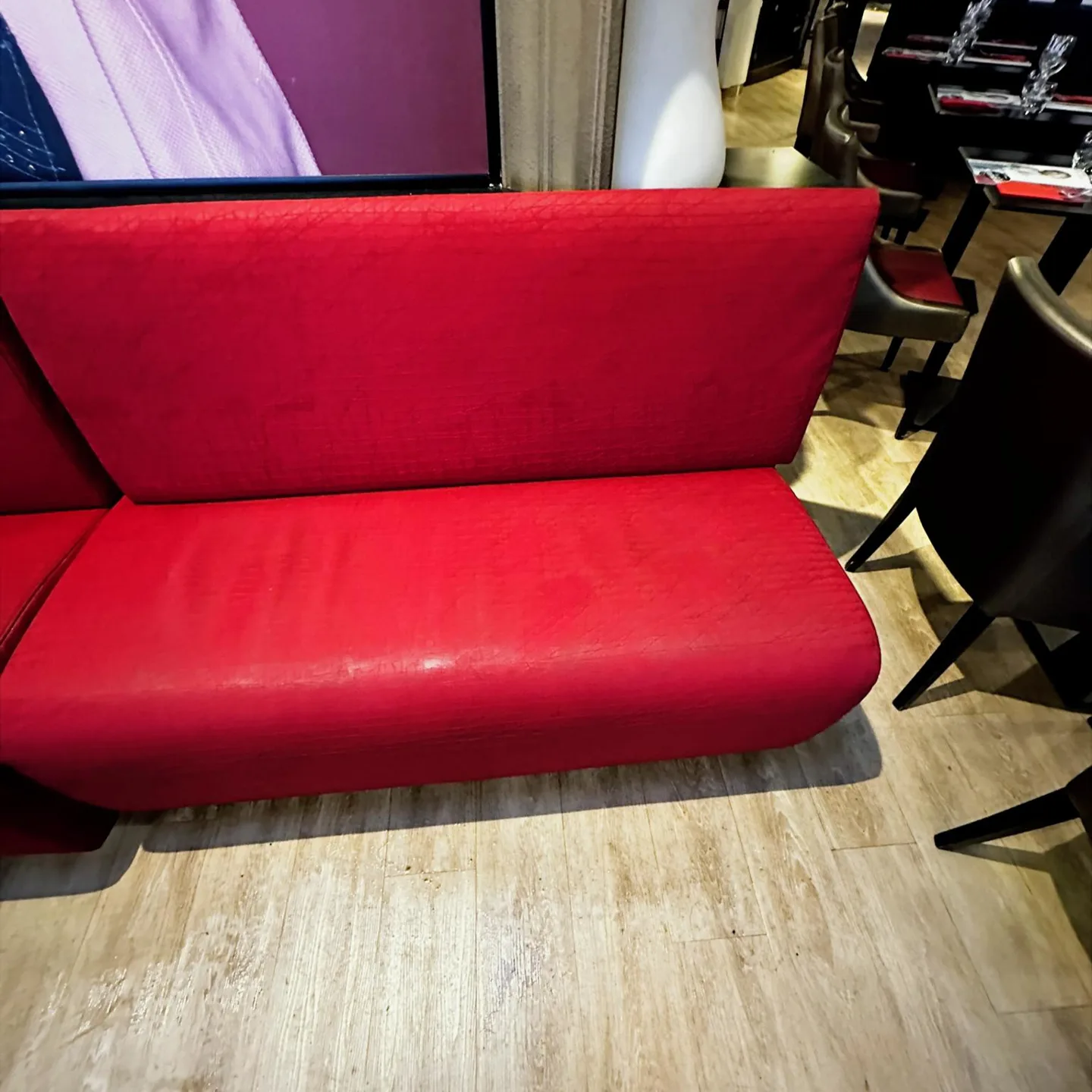 Avant — Banquette en cuir rouge