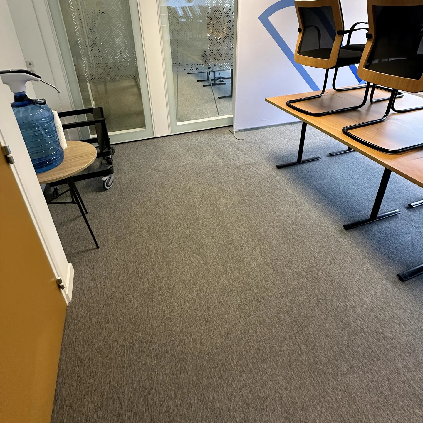 Après — Moquette de salle de réunion