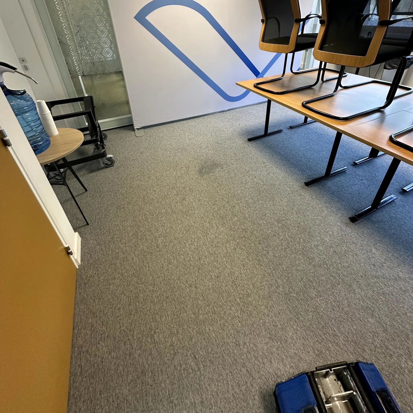 Avant — Moquette de salle de réunion