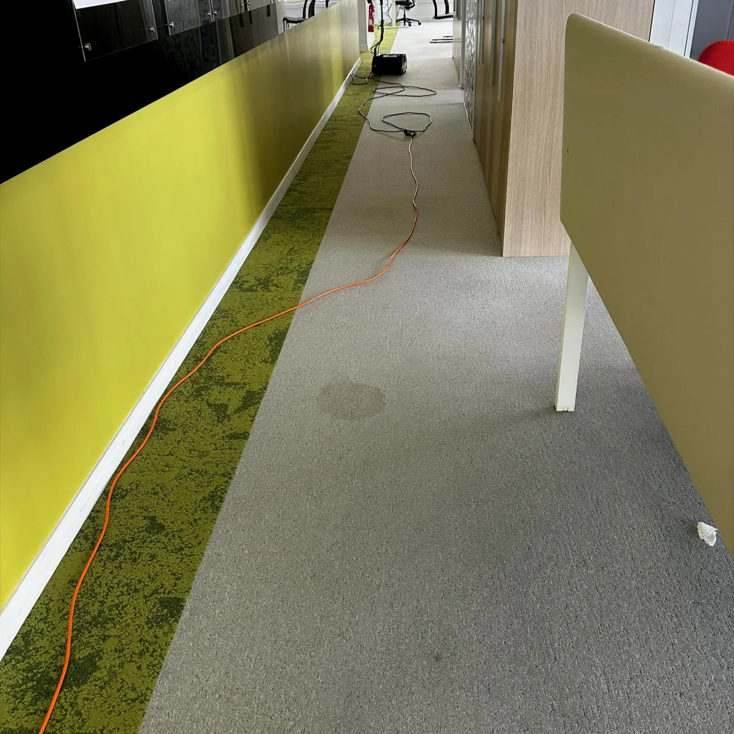 Avant — Moquette en zone de circulation